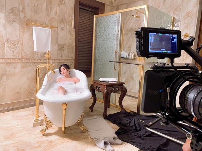 Mới đây, nữ diễn viên 9X cũng chia sẻ hình ảnh hậu trường quay cảnh tắm trong phim "Bão ngầm" mà cô đang thực hiện. Diễn cảnh nằm trong bồn tắm nóng bỏng là vậy song Cao Thái Hà phải lột tả cảm xúc trước sự chứng kiến của nhân viên đoàn phim mà chủ yếu là nam giới.
