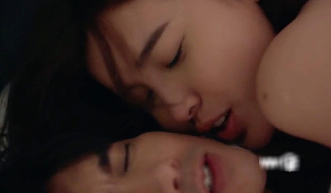Trong phim "Bán chồng", Tim và Cao Thái Hà có nhiều cảnh nóng táo bạo.
