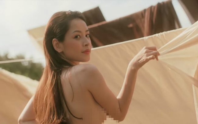 Từ khi theo đuổi con đường ca hát, Chi Pu trở nên táo bạo hơn trong cách ăn mặc. Trong MV 'Mời anh vào team em', cô không ngần ngại diễn cảnh bán nude ôm heo, cởi nội y, múa cột sexy...

