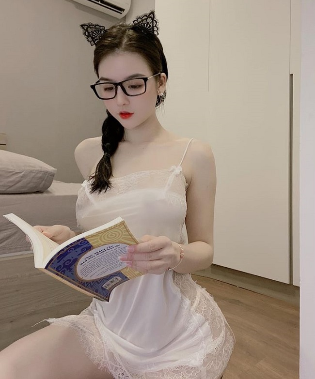 Váy ngủ mỏng manh, mềm mại là sự lựa chọn của nhiều cô gái khi ở nhà, trong đó có á hậu Nông Lưu Thảo. Tuy nhiên, thiết kế này dùng để mặc trong phòng riêng là phù hợp nhất. 

