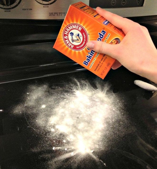 Làm sạch mặt kính bếp với baking soda.&nbsp;