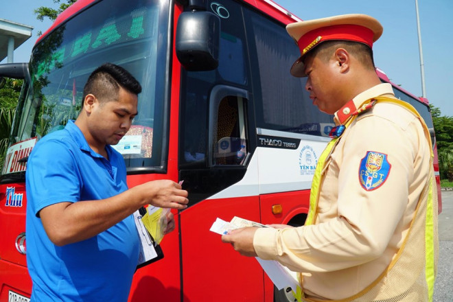 CSGT tổng kiểm soát phương tiện trên cao tốc Nội Bài - Lào Cai.