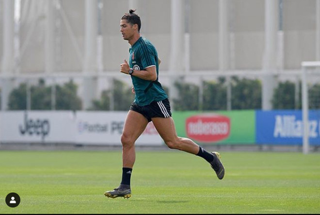 Bạn gái Ronaldo lại khoe ảnh nóng, CR7 cùng con trai &#34;luyện công&#34; - 1