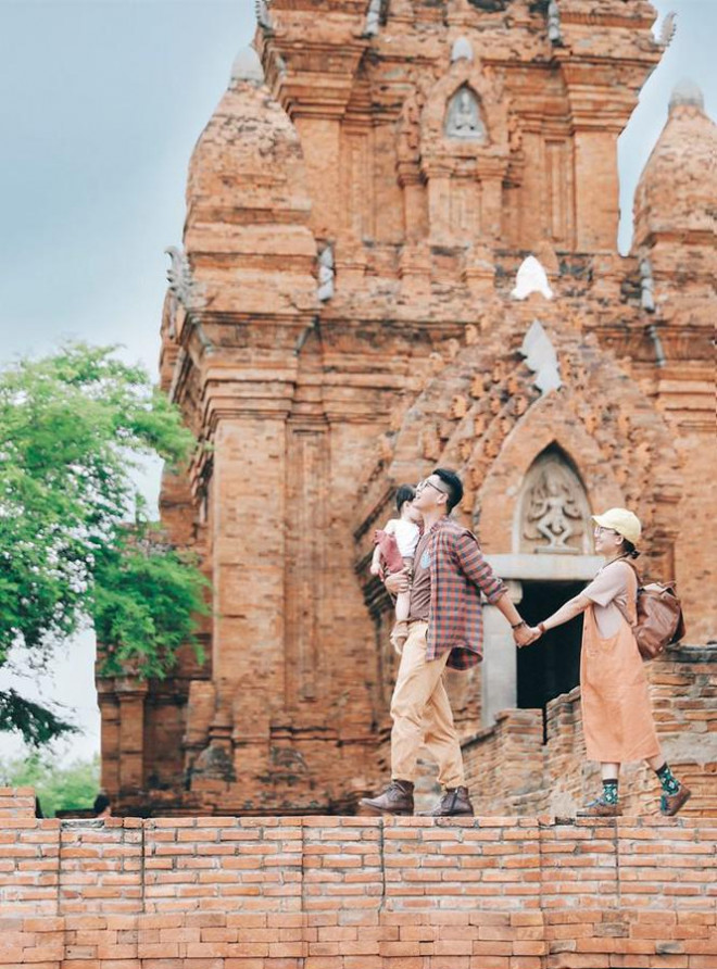 Nắm tay nhau đi khắp thế gian!