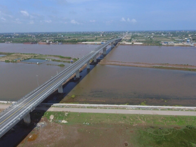 Được khởi công từ tháng 1/2018, đến nay, sau 27 tháng thi công, dự án đầu tư xây dựng cầu Thịnh Long vượt sông Ninh Cơ trên địa bàn tỉnh Nam Định đã cơ bản hoàn thành, đảm bảo các điều kiện để thông xe, đưa vào khai thác từ 28/5