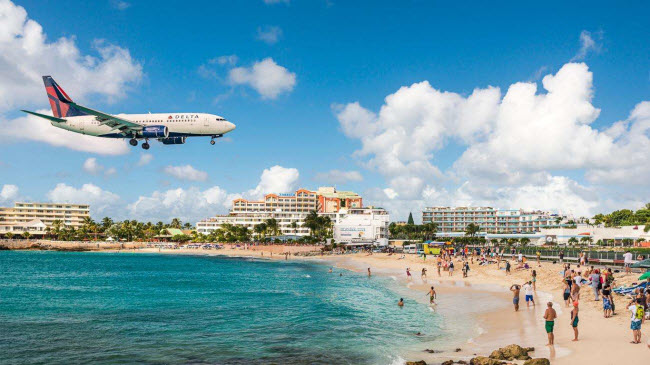 Maho, St Maarten: Bãi biển này nằm ngay sát sân bay quốc tế Princess Juliana, nên du khách có thể vừa tắm biển vừa quan sát những chiếc máy bay khổng lồ lướt qua đầu họ.
