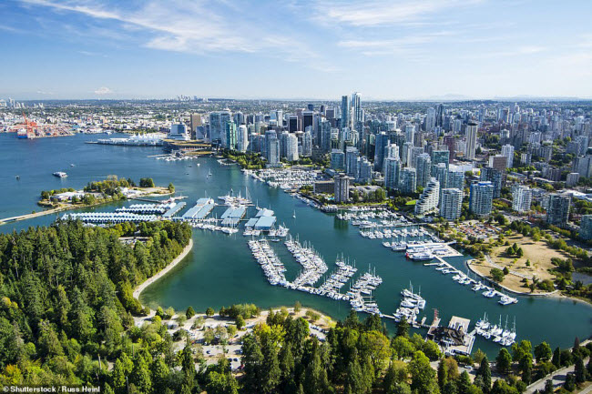 Vancouver, Canada: Bến cảng ở thành phố Vancouver nằm ở vịnh có phong cảnh tuyệt đẹp. Những chiếc thủy phi cơ có thể cập cảng tại đây.
