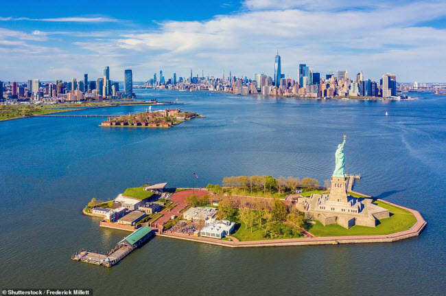 New York, Mỹ: Từ bến cảng ở thành phố, du khách có chiêm ngưỡng bức tượng Nữ thần tự do và các tòa nhà chọc trời.
