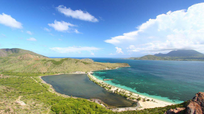 Majors Bay, St Kitts &amp; Nevis: Bãi biển hẻo lánh trên đảo St. Kitts cũng thanh bình như các bãi biển khác ở vùng Caribbe. Đây là địa điểm lý tưởng dành cho những du khách thích bơi và lặn ống thở khám phá dưới nước.
