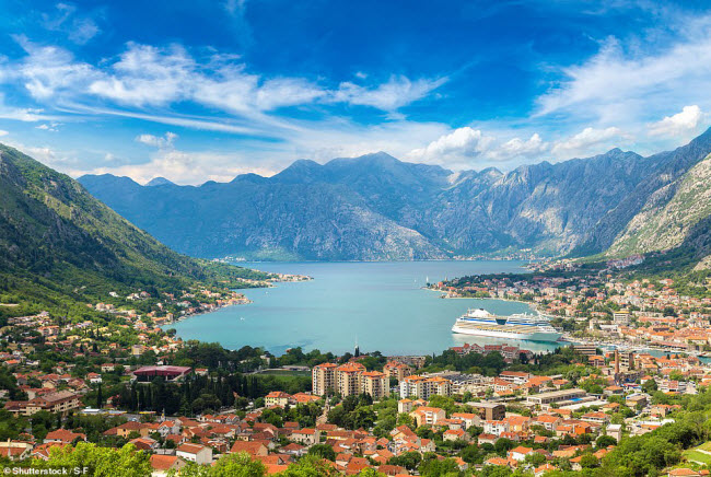 Kotor, Montenegro: Bến cảng tại thị trấn Kotor được bao quanh bởi những dãy núi hùng vĩ ở dọc bờ biển Adriatic.
