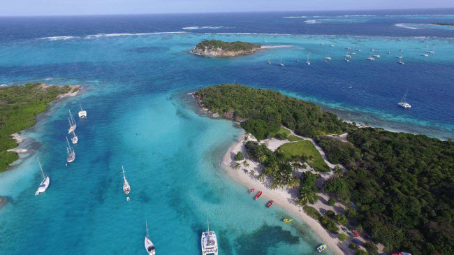 Tobago Cays, St Vincent & Grenadines: Tobago Cays là một trong những bãi biển nguyên sơ nhất tại vùng Caribbe. Du khách có thể nghỉ ngơi trên bãi cát trắng mịn, đắm mình dưới nước biển trong xanh hay thậm chí chiêm ngưỡng rùa biển.

