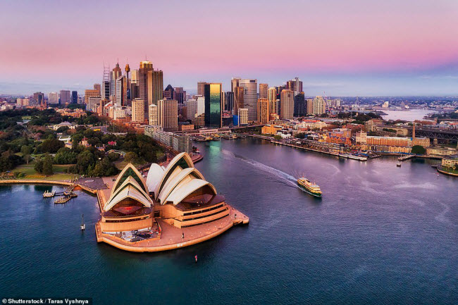 Sydney, Australia: Bến cảng ở thành phố Sydney là một trong địa điểm du lịch nổi tiếng nhất thế giới. Từ đây, du khách có thể chiêm ngưỡng nhà hát opera và cầu cảng nổi tiếng.
