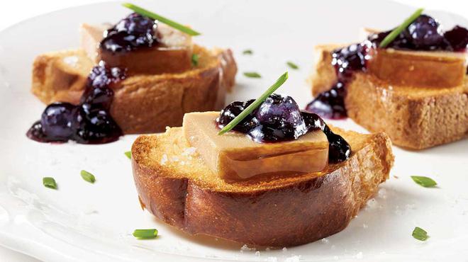 Foie gras là món gan ngỗng kiểu Pháp, vốn được xưng lên hàng "thần thánh" trong giới ẩm thực do hương vị vô cùng thơm ngon.