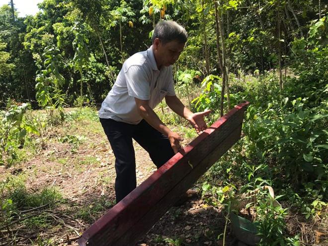 Tấm sắt, loại thường dùng làm ván gác trên cốp pha thi công tại các công trình được người nhà nạn nhân giữ lại làm chứng cứ.