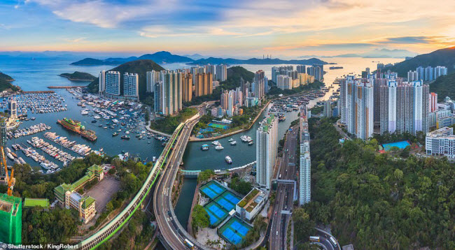 Aberdeen, Hong Kong: Bức ảnh chụp toàn cảnh từ trên cao cho thấy bến cảng Aberdeen và cây cầu Ap Lei Chau ở Hong Kong.
