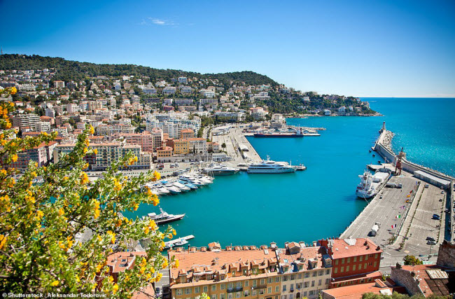 Nice, Pháp: Bến cảnh Lympia ở thành phố Nice là nơi neo đậu của các du thuyền. Tại đây, du khách cũng có thể chiêm ngưỡng các tòa nhà cổ kính được xây dựng từ thế kỷ thứ 18.
