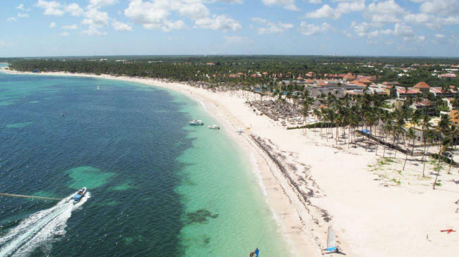 Bavaro, Dominica: Nằm ở thành phố Punta Cana, Bavaro được đánh là một trong những bãi biển có phong cảnh đẹp nhất ở vùng Caribbe. Du khách có thể tắm biển và ngồi nghỉ ngơi dưới bóng cọ.
