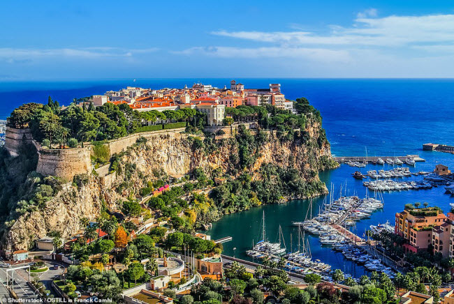 Monte Carlo, Monaco: Bến cảng Hercule ở thành phố Monte Carlo nằm ngay cạnh tảng đá nguyên khối cao 62m nhìn ra Địa Trung Hải.
