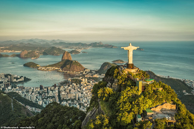 Rio de Janeiro, Brazil: Bên cảng tại vịnh Guanabara được bao quanh bởi phong cảnh hùng vĩ bao gồm núi Sugarloaf và tượng Chúa Kitô Cứu Thế trên đỉnh núi Corcovado.
