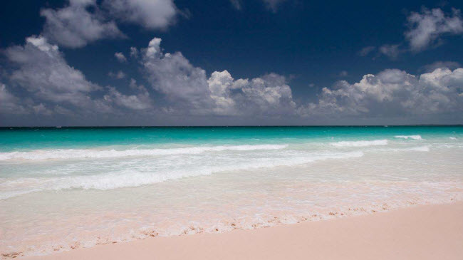 Pink Sands, Bahamas: Bãi biển trên đảo Harbour nổi tiếng với bãi cát hồng mịn như kem cùng nước trong xanh. Hoạt động hấp dẫn nhất ở đây lặn ống thở khám phá rạn san hô.
