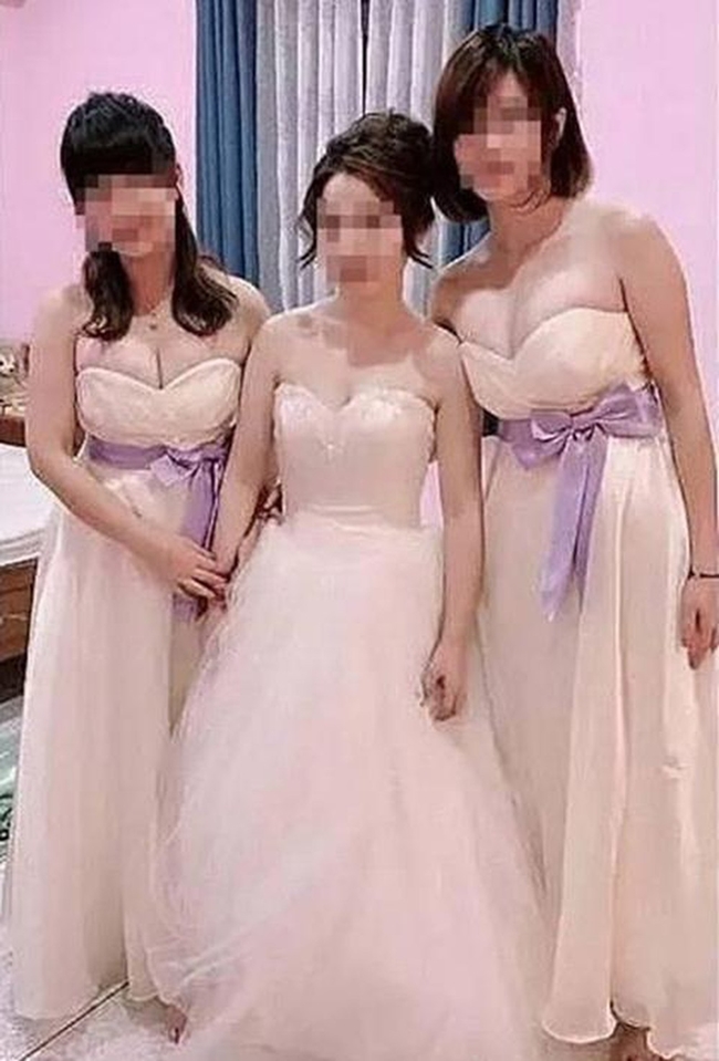 Một cô dâu khác cũng bị "dìm" trong ngày cưới khi phù dâu mặc váy cúp ngực tôn vòng một đầy đặn.

