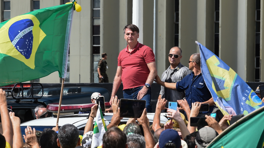 Tổng thống Brazil Bolsonaro xuống đường biểu tình chống lệnh phong tỏa trong dịch Covid-19 (ảnh: Reuters)