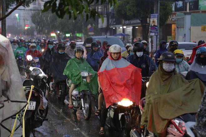 Không chỉ gặp khó khăn vì mưa lớn đổ xuống, mưa còn kéo theo hiện tượng kẹt xe và ngập nước.