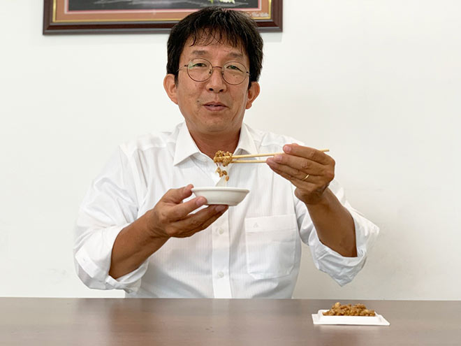 Ông Aso Daisaku luôn giữ thói quan ăn natto mỗi sáng dù đã xa xứ 30 năm