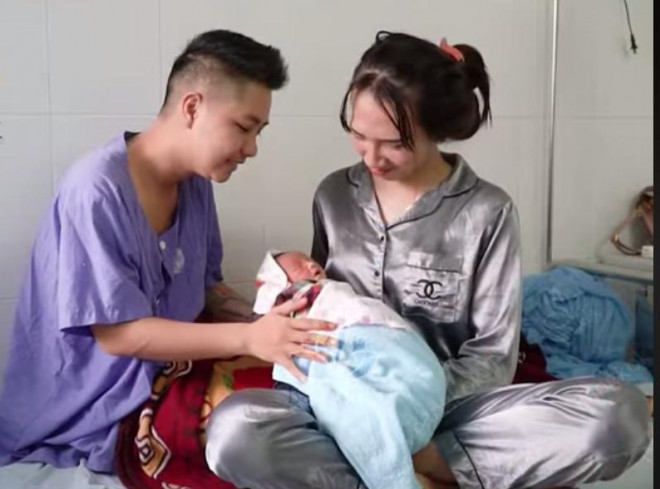 Vợ chồng Minh Khang - Minh Anh hạnh phúc vì được đón chào con gái đầu lòng.