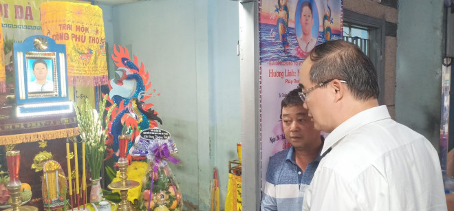 Bí thư Thành ủy TP HCM Nguyễn Thiện Nhân chia sẻ cùng gia đình nạn nhân