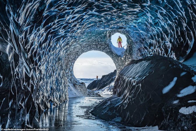 Nhiếp ảnh gia James Rushforth, 33 tuổi, cùng bạn đồng hành đã khám phá và ghi lại những hình ảnh ấn tượng trong hệ thống động băng Vatnajökull ở Iceland.