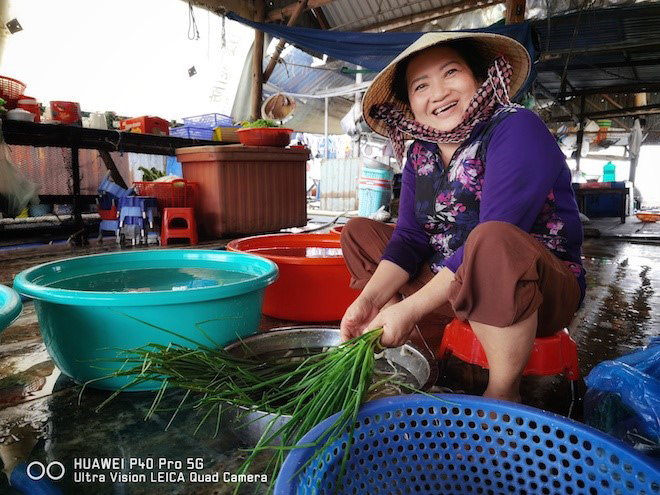 Nét đẹp lao động của người dân nơi đây cùng nụ cười tươi và chân chất đã được khắc họa một cách chân thật qua lăng kính P40 Pro.