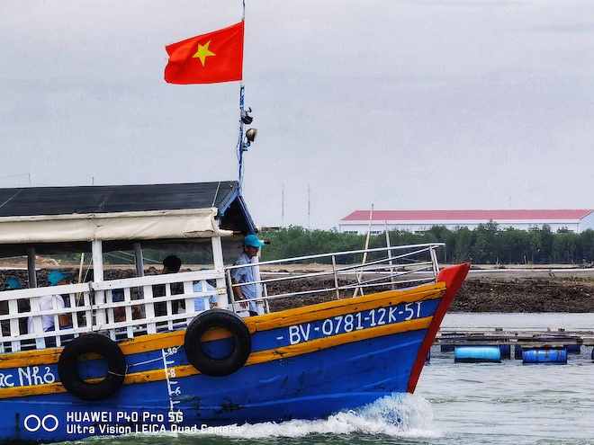 Không chỉ với người đang vận động mà với những đối tượng đang di chuyển nhanh như chiếc thuyền ngoài xa, Huawei P40 Pro vẫn đảm bảo chụp được sắc nét thậm chí ở chế độ zoom lai 10X.