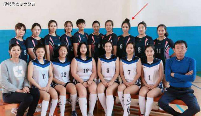 Vương Tuyết (mũi tên) đang chơi cho đội bóng chuyền đại học Yanbian