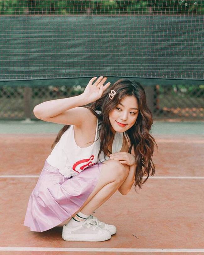 Váy tennis là trang phục của bộ môn này cho những nữ vận động viên để họ sexy hơn khi chơi nhưng vẫn an toàn vì có quần lót bên trong.&nbsp;
