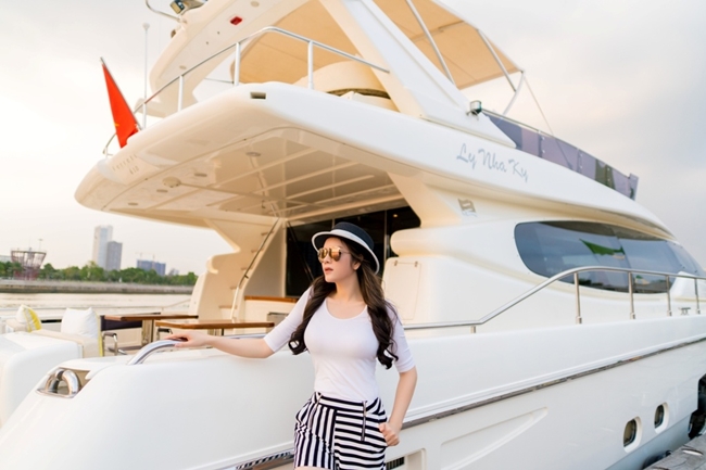 Cuối năm 2016, Lý Nhã Kỳ bất ngờ khoe chiếc du thuyền hạng sang – Ferretti Yachts mà cô sở hữu, có giá lên đến 100 tỷ đồng.
