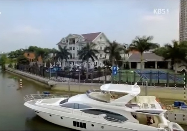 Chiếc du thuyền neo đậu ở sông Sài Gòn ngay cạnh biệt thự triệu đô của gia đình Thủy Tiên - Jonathan Hạnh Nguyễn từng được đài truyền hình SBS của Hàn Quốc tới ghi hình.

