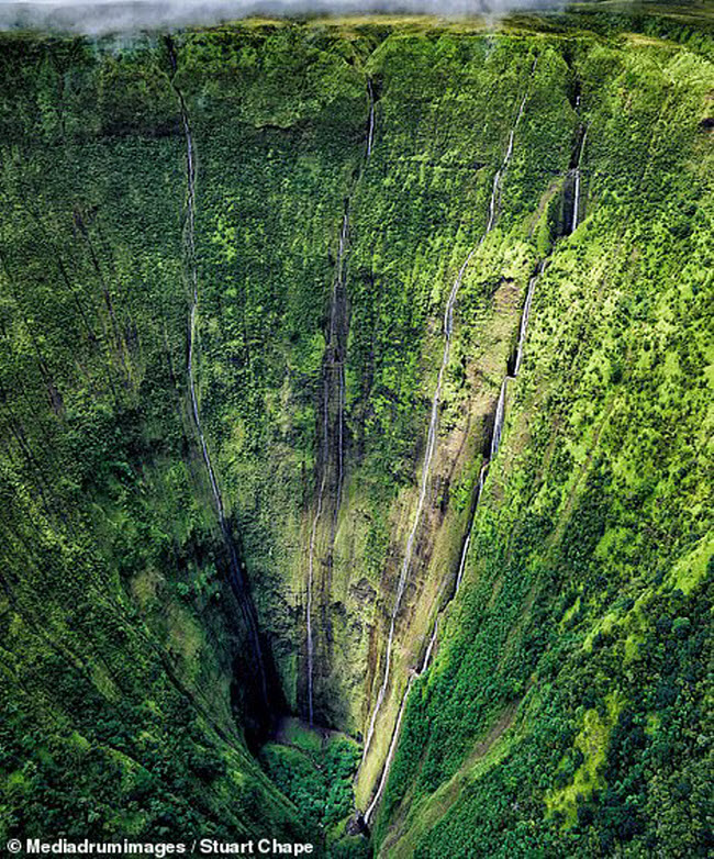 Khung cảnh của thác Waihilau ở Hawaii trở nên tuyệt đẹp qua ống kính của nhiếp ảnh gia Stuart Chape.
