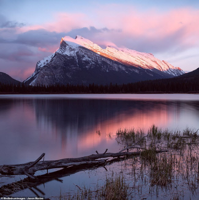 Nhiếp ảnh gia Jason Marino chụp khung cảnh hoàng hôn trên hồ&nbsp; Vermilion trong vườn quốc gia Banff ở Alberta, Canada.
