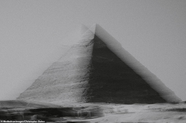 Bức ảnh kim tự tháp Khafre được nhiếp ảnh gia  Christopher Baker chụp tại Giza Necropolis, Ai Cập.
