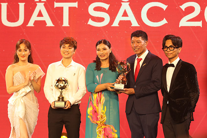 Giải thưởng "cầu thủ trẻ hay nhất năm" của Văn Hậu được bố mẹ nhận thay