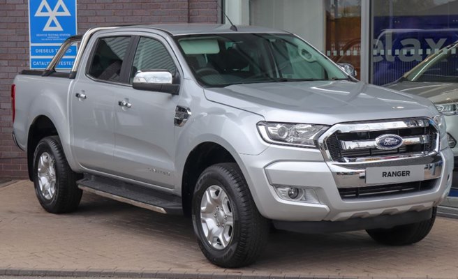 Ford Ranger màu trắng bạc