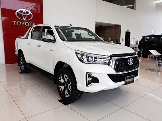 Toyota Hilux màu trắng bản cao cấp