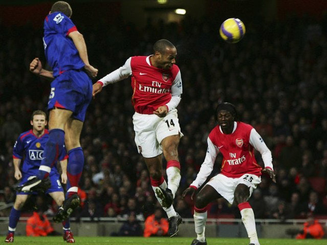Henry từng nhiều lần cùng Arsenal đối đầu MU trong sự nghiệp của mình