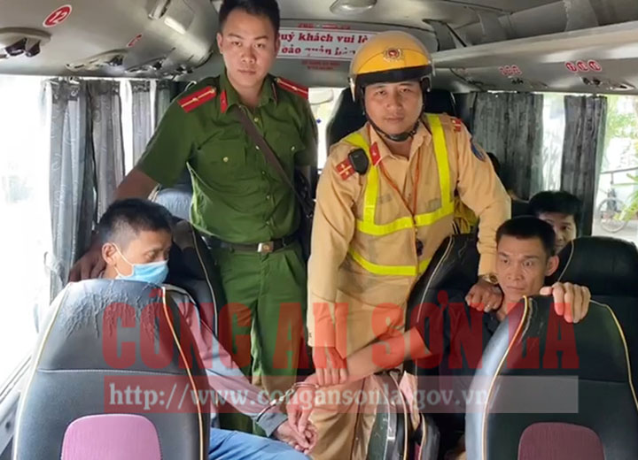 Lâm Văn Mẫn và Nguyễn Duy Thuật bị bắt lực lượng chức năng bắt giữ sau 2 giờ đồng hồ truy bắt. (Nguồn: Công an tỉnh Sơn La)