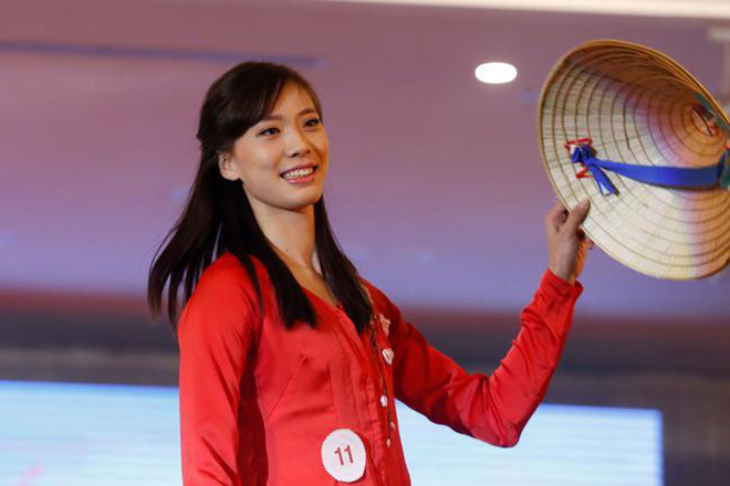 Người đẹp bóng chuyền Ích Hân từng thi đấu ở VTV Bình Điền Long An năm 2017, cô giành danh hiệu "Hoa khôi áo bà ba" ở cuộc thi cho các VĐV nước ngoài tham dự giải