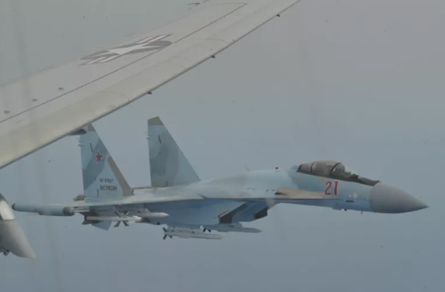 Chiếc P-8 Poseidon bị hai chiến đấu cơ Su-35 của Nga mang tên lửa áp sát.