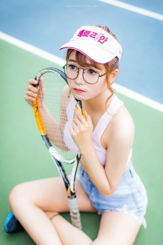 Nhiều nàng hot girl phải chịu công kích dư luận vì có những tư thế chụp hình trên sân tennis chưa toát lên tinh thần thể thao, mà gợi dục quá đà.
