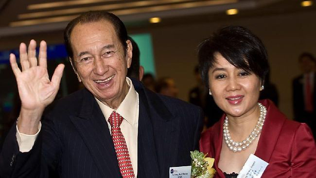 Người vợ thứ tư của ông là Angela Leong On-kei là người nổi bật và có tiếng trong giới kinh doanh. Bà hiện nắm giữ chức đồng chủ tịch tập đoàn SJM và đồng giám đốc điều hành. Bà đầu tư vào bất động sản và sở hữu chuỗi bất động sản thương mai và bán lẻ ở Hong Kong, Macao.
