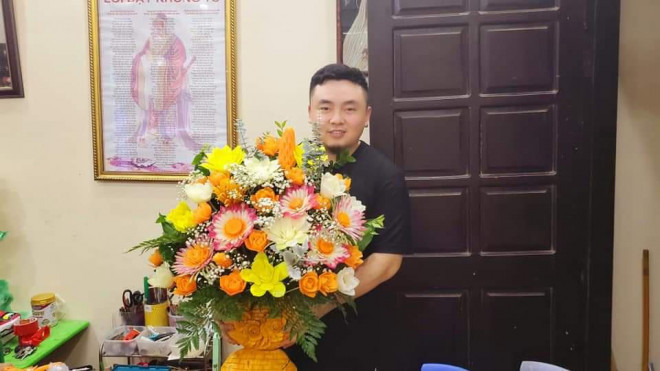 Thầy Nguyễn Đức Lâm với thành quả sản phẩm hướng dẫn tỉa hoa bằng rau củ của mình.